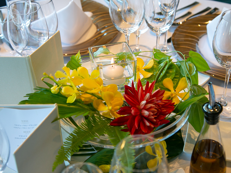 横浜モノリス結婚式のテーブル装花