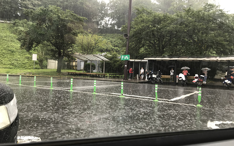 大雨の駐車場