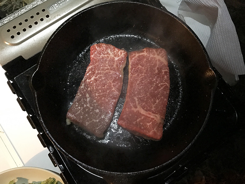 鉄スキレットでステーキを焼く