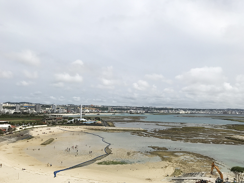 ベッセルホテルカンパーナ沖縄プレミアオーシャンビューツインから見えるサンセットビーチ