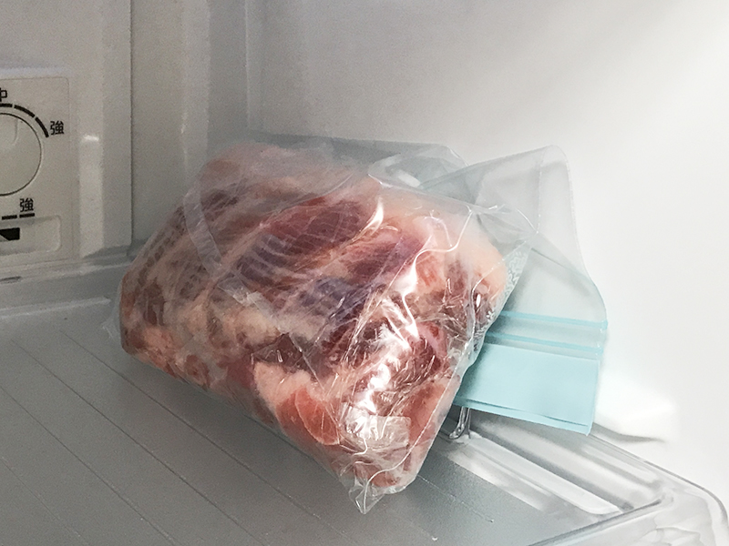下味を付けた豚肩ロース肉を冷蔵庫で寝かせる