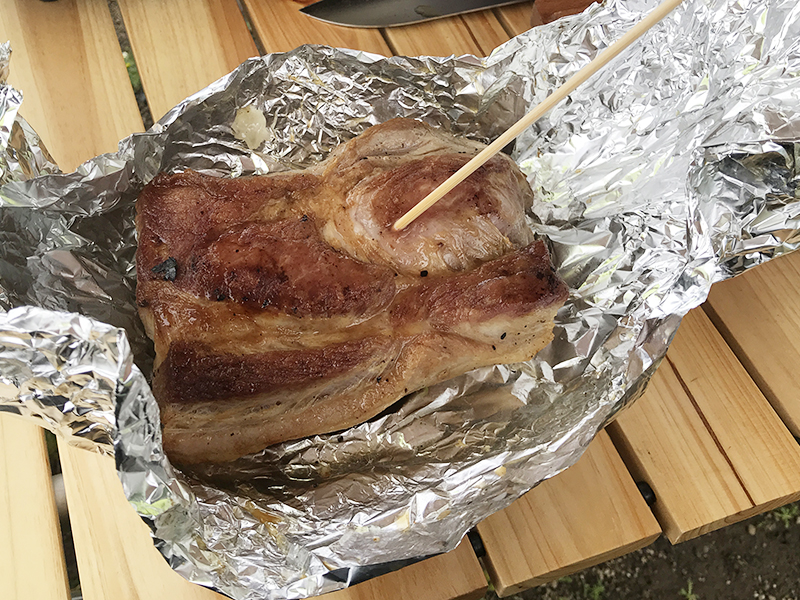 豚肩ロース肉の内部温度を確認する